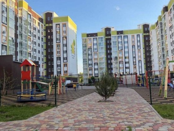 Макдональдс новобудова парковка у дворі Полтава