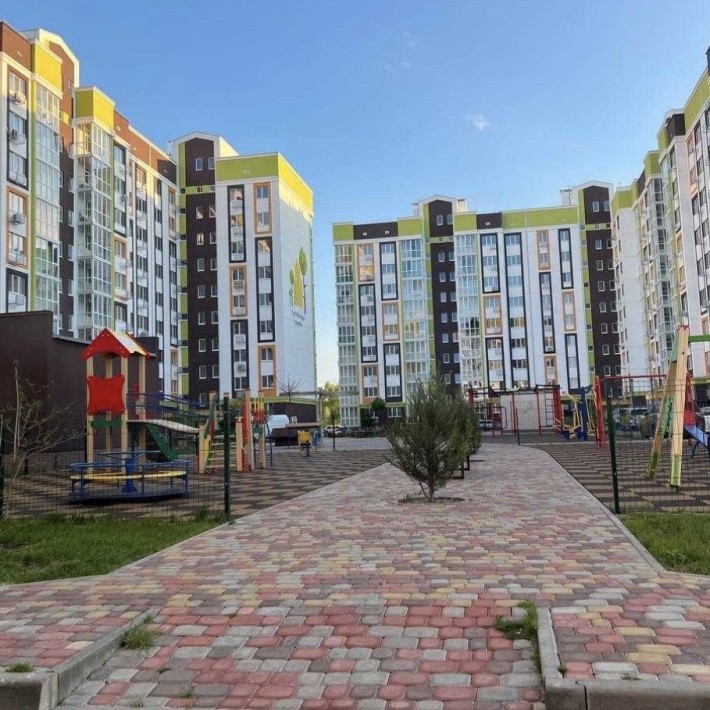 Макдональдс новобудова парковка у дворі - фото 1