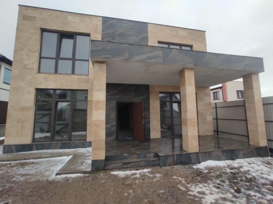 НОВЫЙ дом в Червоном хуторе, отделан травертином, подвал Одесса