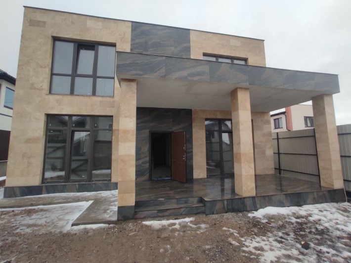 НОВЫЙ дом в Червоном хуторе, отделан травертином, подвал - фото 1