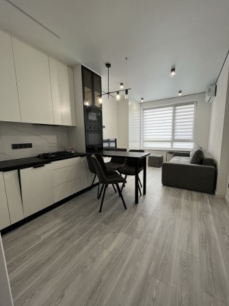 Центр міста.ЖК закритого типу,1.5кімн.стильна,укомпоектов.гардеробна. - фото 1