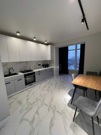 Стильна однокімнатна квартира в центрі міста! - фото 1