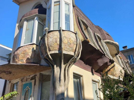 Гауди бы одобрил! Авторский шедевр у парка и моря ждёт своего ценителя Одесса