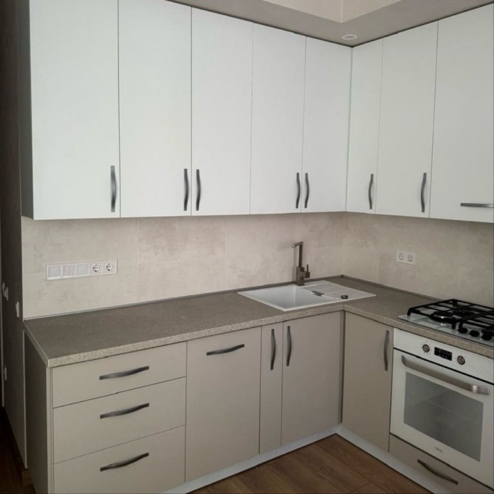 Макдональдс нова квартира парковка у дворі - фото 1