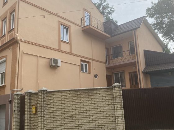 Здам в оренду квартиру в центрі міста з 2 гаражами та власним двором Черновцы