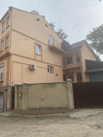 Здам в оренду квартиру в центрі міста з 2 гаражами та власним двором - фото 1