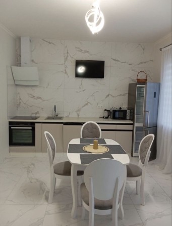 Оренда Квартира в новобудові з паркомісцем та власним двориком - фото 1