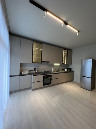 Стильна 2-кімнатна квартира в Минаї з газом - фото 1