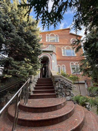 Продам шикарный 3 этажный дом на Новой Баварии - 360м2, ул. Колонная. - фото 1