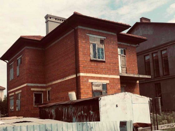 Дом с красного кирпича с подвалом в Совиньоне Одесса