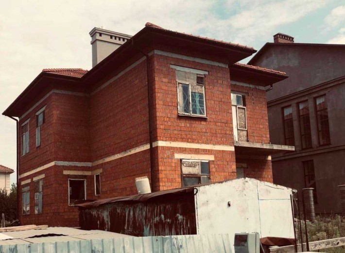 Дом с красного кирпича с подвалом в Совиньоне - фото 1