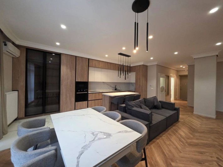 Оренда 2-кімнатної квартири в новобудові з паркомісцем - фото 1