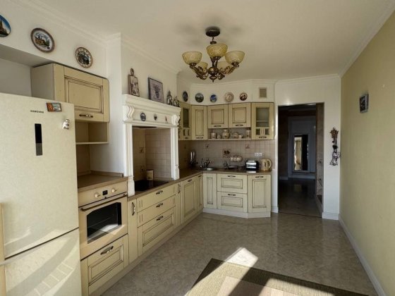 Здається велика 2-кімнатна новобудова вул.Героїв Майдану Черновцы