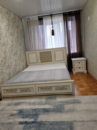 Власник , без коміссії.Здам 2 кімнатну,  ринок Урожай,вул Литвиненко 1 - фото 1