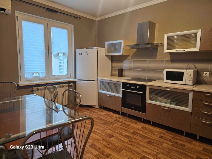 Сучасна, просторна 2 кім. вул. Е .Чавдар 6 , м.Осокорки 7хв. Власник! - фото 1