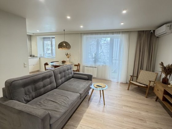 4 кімнатна студія(кухня -вітальня,2 спальні та гардеробна)Фортечна 88 Запоріжжя