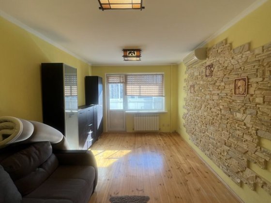 Оренда 2 кімнатної з автономним опаленням та меблями