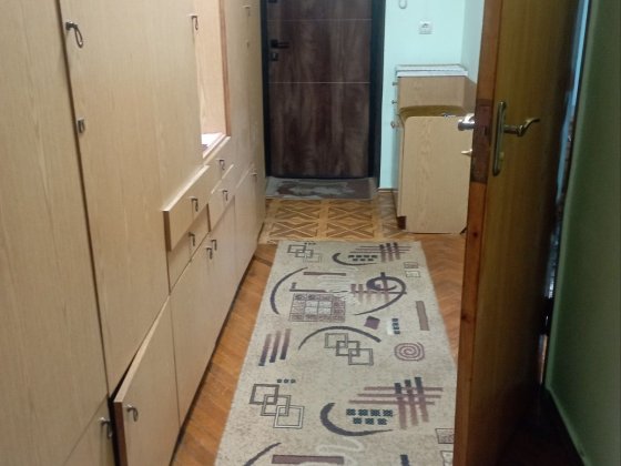 2 х Небесної Сотні/, Київська
2- х кімнатна,окремі кімнати,два балкон