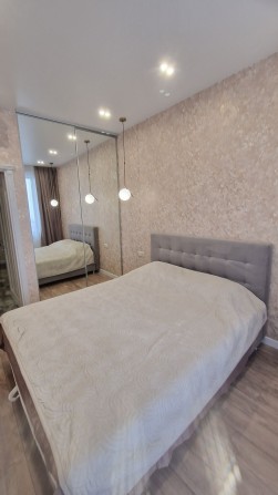 Сдам хорошую новую 1 ком квартиру в ЖК "Посейдон "/16 ст Фонтана.НОВАЯ - фото 1