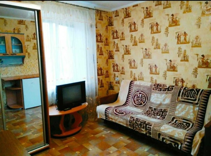 Гостинка   с   ремонтом от метро Заводская 4  мин. - фото 1