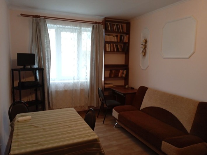 Оренда квартири для дівчини/жінки, вул. Залізнична, 7. - фото 1