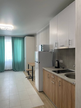 Хозяин. Сдам Большую Гостинку 25 м2 Возле Метро В Новострое.Жк Вор.Гор - фото 1