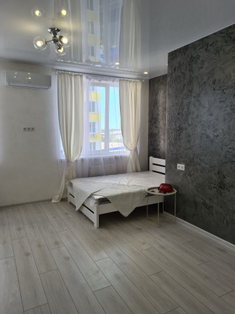 Сдам классную студийку в ЖК на Таирова, длительно!!! - фото 1