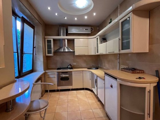 3х Сталинка 3/5 м Дворец Спорта Харків