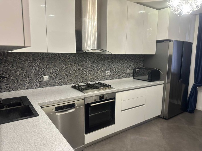 Затишна квартира в новому будинку з паркомісцем на Котовського ! - фото 1