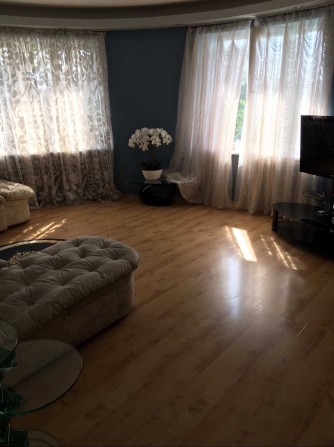 Сдам свою 2 комнатную  квартиру в центре - фото 1