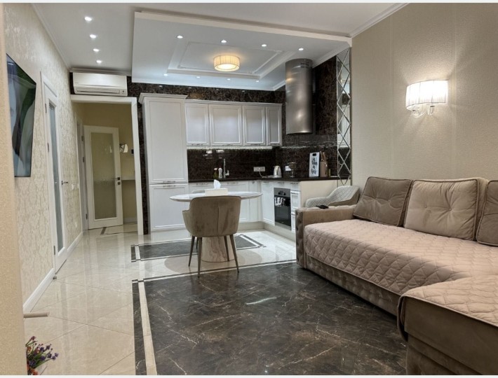 Сдам 2х комн квартиру в центре в новострое - фото 1