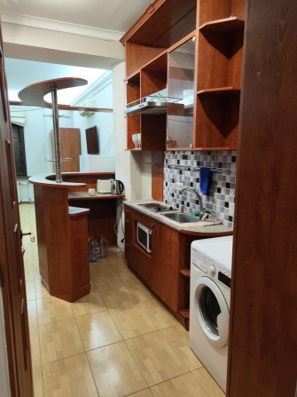 Сдам на короткий срок, помесячно 1 к.кв.  центр - фото 1