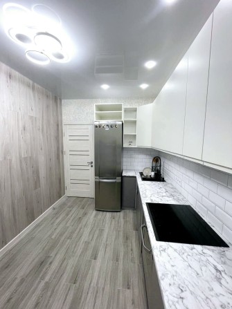 Сдам  большую 1комн квартиру в новострое метро Индустриальная - фото 1