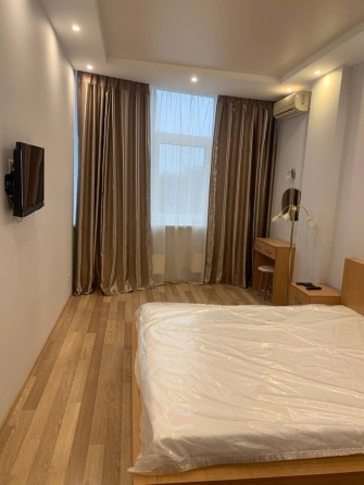 Сдам однокомнатную на Таирова,2эт,гардеробная,первая аренда. - фото 1