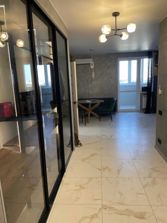 Сдается просторная уютная 1-ком кв с евроремонтом  ЖК ЛУЧ (57000) - фото 1