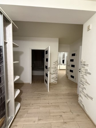 Простора 2-кімнатна квартира в новобудові ВЛАСНИК - фото 1