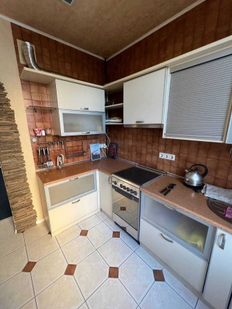 Сдам огромную двухкомнатную квартиру(+большой гараж) возле м. Х.Гора! - фото 1