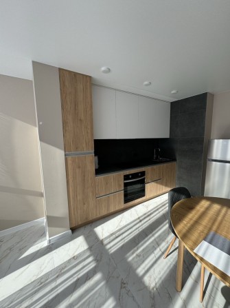 Пропоную гарну і сучасну квартиру в центрі міста, вільна з 1 березня! - фото 1