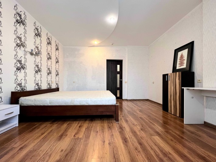 Урлівська 21а, спальня + кухня-вітальня, 1 кімнатна 55м2, м. Осокорки - фото 1