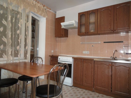 Тепла 2 кв. біля м.Харківська, можна з маленькою собачкою Киев