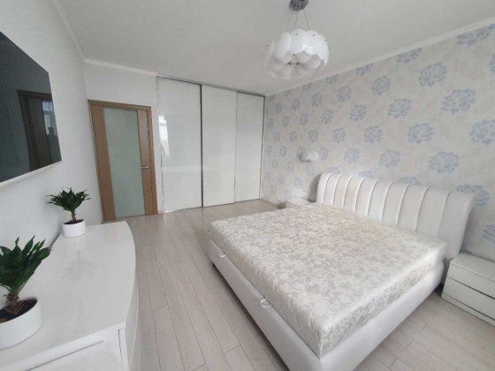 Світла та простора квартира біля метро Деміївська Саперно-слобідська Киев