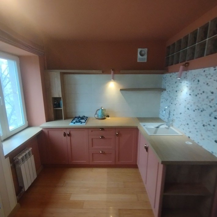 Сдам 2- комнатную на Фонтане угол переулок Клубничный евроремонт. - фото 1