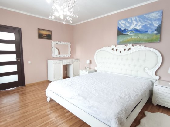 Заміський будинок в якому не вимикають світло. Боярка