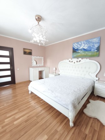 Заміський будинок в якому не вимикають світло. - фото 1