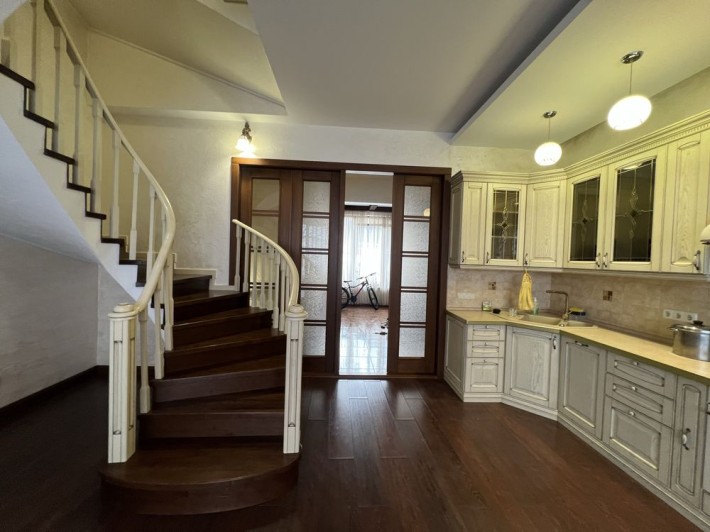 Сдаю роскошный таунхаус  с своим участком в черте города - фото 1