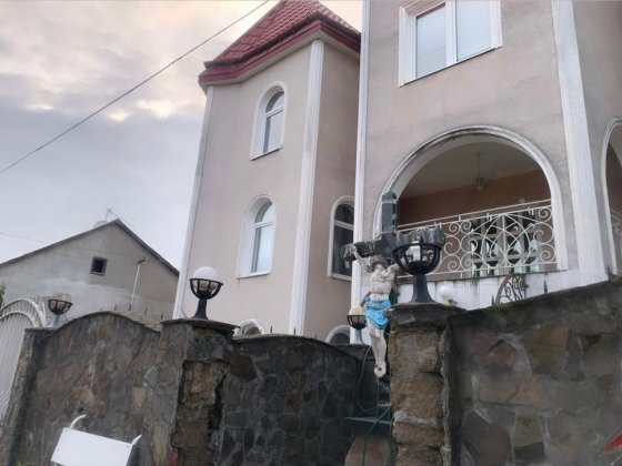 Дім триповерховий з подвірям поверха оренда Хуст