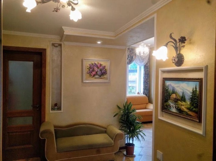 Пропонується в оренду 1/2 будинку з власним подвірʼям - фото 1