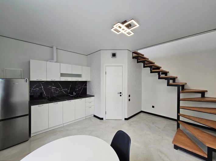 Оренда двоповерхового Townhouse 35m2 з новим ремонтом - фото 1