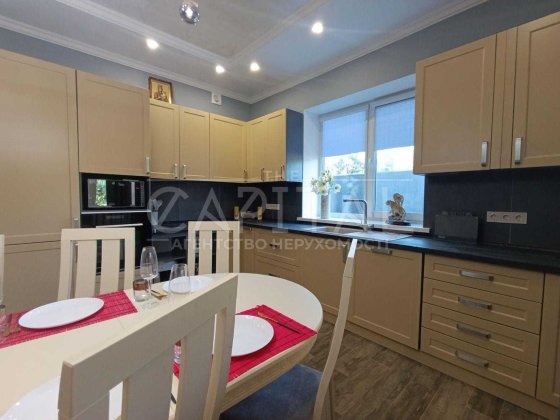 Будинок з 4 спальнями, хол з каміном, тераса, дит.майданчик, басейн Київ