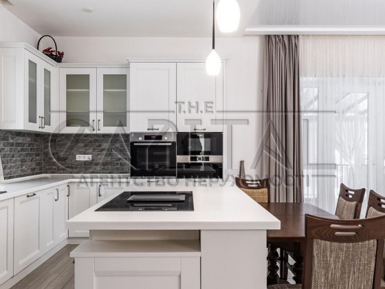 Київ Британській квартал  Автономній будинок з газоном і черешнями Київ